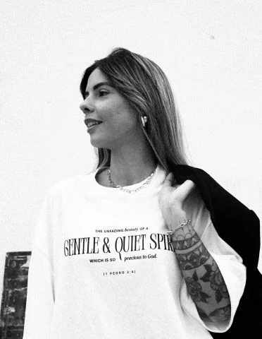 Retrato preto e branco de Rayssa de camiseta e cabelo solto