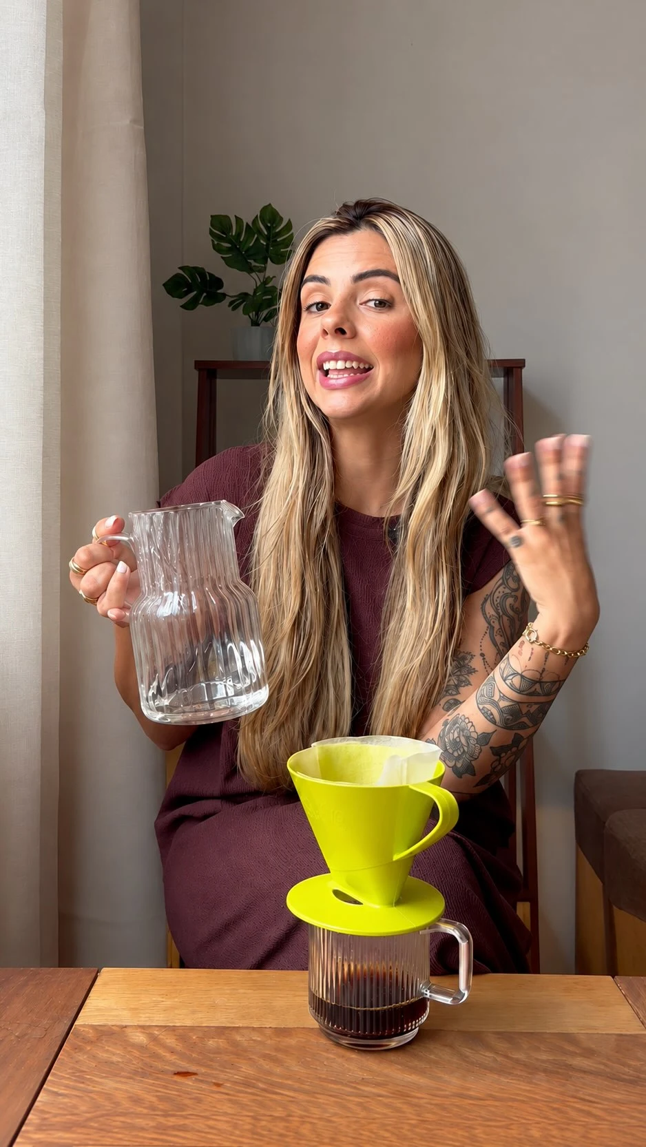 Rayssa preparando café com filtro amarelo enquanto conversa com a câmera